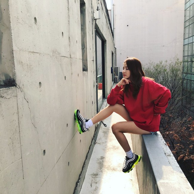 Ini gaya sporty casual Dara, dengan oversized sneakers, hot pants dan sneakers Nike. Foto: Vogue Korea, Instagram/@daraxxii