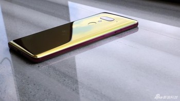 Saat ini HTC U12+ sudah dapat dipesan di sejumlah negara. Harganya USD 799 atau sekitar Rp 11,3 juta untuk versi ROM 64 GB. Sementara untuk versi 128 GB dilepas USD 849 atau sekitar Rp 12 juta. Foto: Sina Mobile