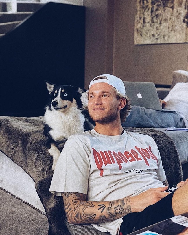 Foto yang diunggahnya ke Instagram ini merupakan salah satu bukti pertemanannya dengan Justin Bieber. Dia memakai kaus Purpose Tour, kaus tur konser Justin Bieber.Foto: Dok. Instagram