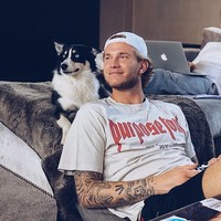 Foto yang diunggahnya ke Instagram ini merupakan salah satu bukti pertemanannya dengan Justin Bieber. Dia memakai kaus Purpose Tour, kaus tur konser Justin Bieber.Foto: Dok. Instagram