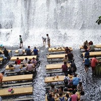 Sebuah restoran di Filipina menawarkan konsep unik. Tidak hanya bersantap makanan lezat, pengunjungnya bisa sambil main air di bawah air terjun. Foto: @daelive