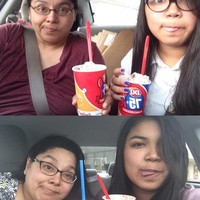 Pengguna Twitter dengan nama akun @nanatat07 selalu berfoto dengan pose yang sama bersama ibunya, yakni memamerkan minuman di dalam mobil. Hal tersebut telah ia lakukan selama empat tahun, untuk membuat kenangan tentang kebersamaan dirinya dan sang ibu tercinta. Foto: Twitter/@nanatat07