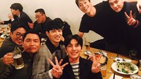 Lagi makan apa ya ramai-ramai? Ji Chang Wook yang tampan pun terlihat sangat keren di foto ini. Foto: Instagram @jichangwook