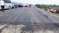 Jalanan di ruas tol tersebut mulai dilapisi beton.