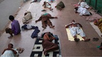 Di Pakistan, Kota Karachi, gelombang panas terjadi selama beberapa hari saat masyarakat berpuasa. Untuk mendinginkan diri banyak orang memilih tiduran di lantai. (Foto: Reuters)