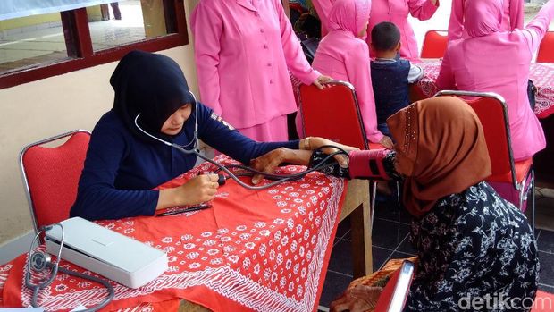 Tim dokter memeriksa pengungsi. 
