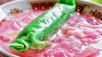 Wah, pisang ijonya disajikan secara utuh! Warnanya jadi terlihat sangat kontras dengan kuah berwarna merah muda. Kuah dan esnya juga sengaja disajikan melimpah, jadi saat diseruput dijamin memanjakan tenggorokan. Foto: Instagram jogjaculinary