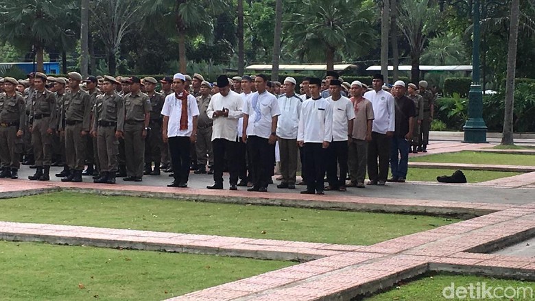 Satpol PP Berbaju Koko Bantu Pengamanan Tarawih Akbar di Istiqlal Satpol PP Berbaju Koko Bantu Pengamanan Tarawih Akbar di Istiqlal
