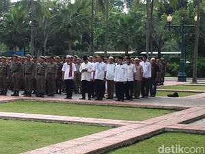 Satpol PP Berbaju Koko Bantu Pengamanan Tarawih Akbar di Istiqlal
