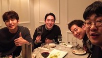 Kumpul bersama teman-teman. Pria ramah ini terlihat sedang menikmati makan malam di sebuah restoran. Foto: Instagram @jichangwook