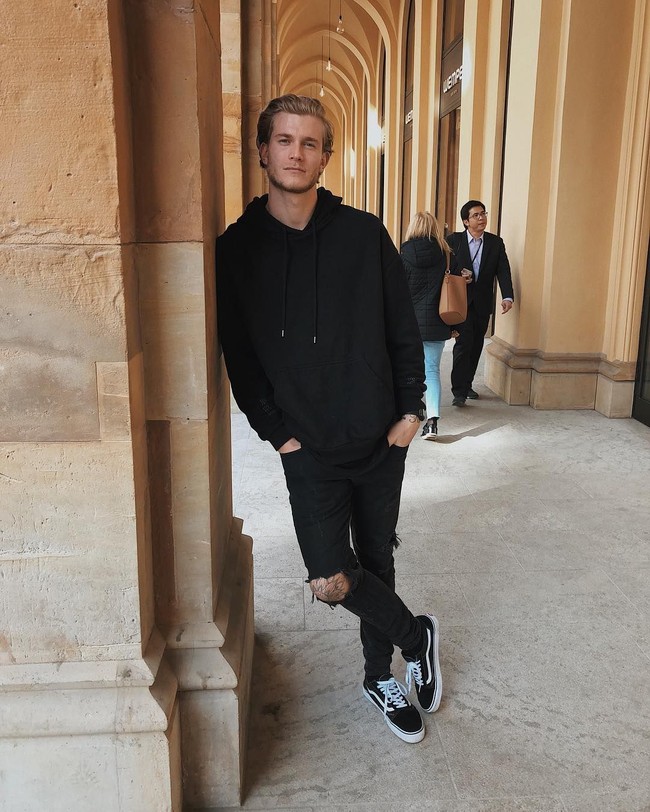 Tak banyak yang tahu kalau pemain bola tampan berusia 24 tahun ini berteman dekat dengan penyanyi Justin Bieber. Dalam sebuah wawancara Loris bercerita pertemuannya dengan Justin terjadi saat dia liburan ke Miami dan menginap di hotel yang sama dengan pelantun Love Yourself itu. Dan dalam pertemuan yang tidak disengaja, Justin mengagumi tatonya.  Foto: Dok. Instagram