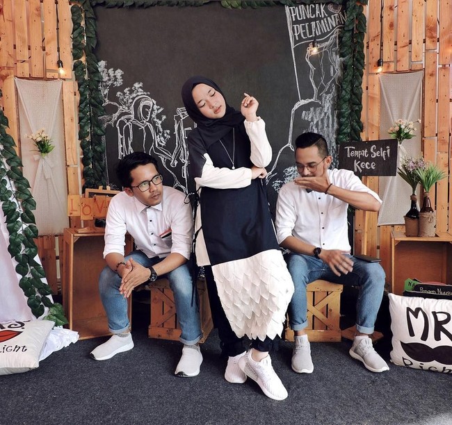 Satu hal yang paling menarik perhatian adalah gayanya saat tampil di acara pernikahan. Ia dan tim Sabyan Gambus tetap tampil kasuak dengan tunik, celana, bahkan memakai jaket. Foto: Sabyan Gambus