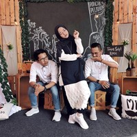 Satu hal yang paling menarik perhatian adalah gayanya saat tampil di acara pernikahan. Ia dan tim Sabyan Gambus tetap tampil kasuak dengan tunik, celana, bahkan memakai jaket. Foto: Sabyan Gambus