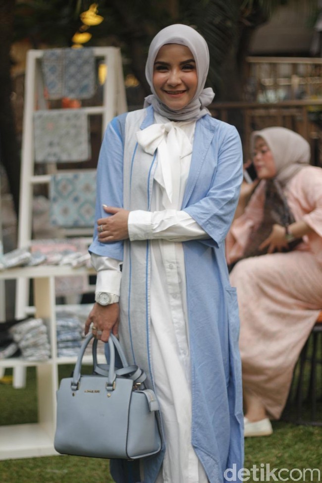 Tasya Nur Medina, adik dari Zaskia Sungkar tampil cantik dengan paduan warna biru. Long outer biru ia padukan dengan kemeja berwarna putih dan hijab berwarna abu. Tak lupa, ia pun memakai tas bernuansa biru. Foto: Silmia Putri/Wolipop