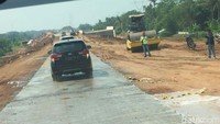 Masih banyak PR di ruas Pemalang-Batang. Jalan masih dilapisi tanah merah.