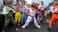 Badut badut ini datang dengan berbagai macam bentuk dan hiasan. Foto: REUTERS/Guadalupe Pardo