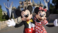 Disneyland di Aneheim, California, AS telah beroperasi sejak 1955. Pengunjungnya kini mencapai 18,3 juta orang (Disneyland Resort)