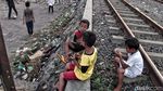 Ngabuburit Sambil Main Bola di Pinggir Rel Ngabuburit Sambil Main Bola di Pinggir Rel