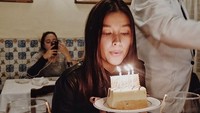 Awal Januari lalu, Liza baru saja merayakan ulang tahun ke-20. Tak lupa ia meniup lilin di atas kue ulang tahun mungil. Foto: Instagram lizasoberano