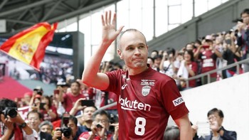 Iniesta yang baru hijrah dari Barcelona tetap menjadi idola netizen dengan torehan 23,3 juta pengikut. Foto: Kyodo/via REUTERS