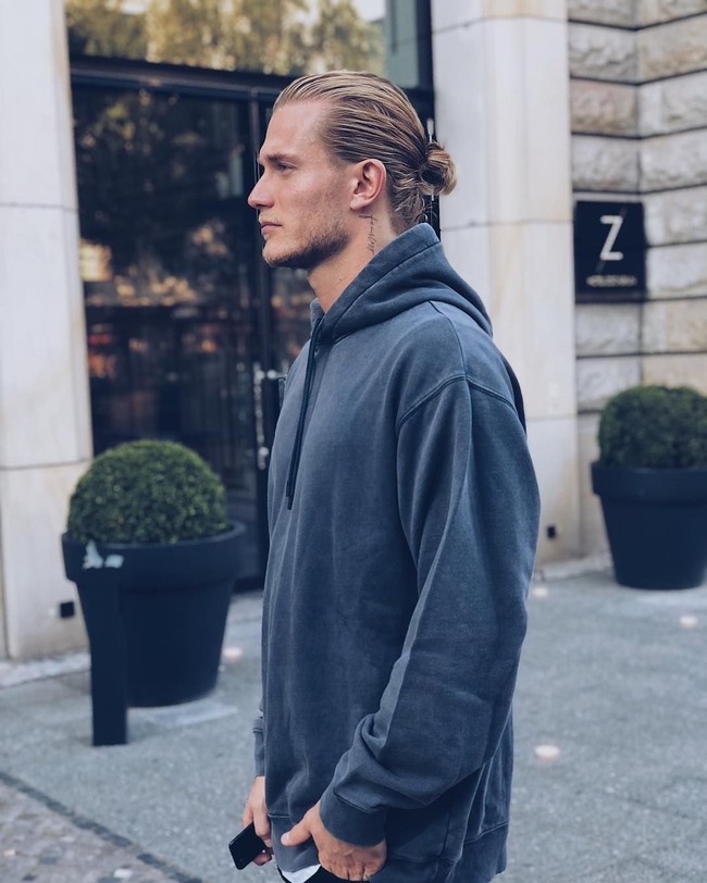 Bagi kaum Hawa sepakbola bukan hanya menarik karena keseruan pertandingan yang berlangsung, tapi juga melihat deretan pemain ganteng yang ikut berlaga. Salah satu yang bisa kamu lihat pada Liga Champions 2018 ini adalah kiper Liverpool berparas tampan Loris Karius. Foto: Dok. Instagram