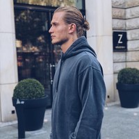 Bagi kaum Hawa sepakbola bukan hanya menarik karena keseruan pertandingan yang berlangsung, tapi juga melihat deretan pemain ganteng yang ikut berlaga. Salah satu yang bisa kamu lihat pada Liga Champions 2018 ini adalah kiper Liverpool berparas tampan Loris Karius. Foto: Dok. Instagram