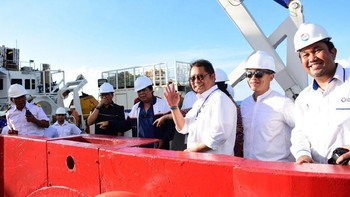 Ini adalah kelambatan untuk Palapa Ring Tengah. Sengaja saya datang agar ada kapal untuk memasang. Kalau tidak (datang) kapal tidak datang ke sini. Untuk memastikan semua selesai di akhir 2018. Jadi, Agustus bisa selesai, kemudian uji stabilitas sampai September, tuturnya. Foto: BAKTI