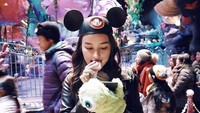Gemas banget nih! Saat ke Tokyo Disney Sea, Liza berpose imut sambil mengigit kue. Camilan apa ya kira-kira yang dipilihnya? Foto: Instagram lizasoberano