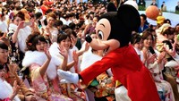Tokyo Disneyland jadi favorit dan dikunjungi 16,6 juta orang dalam setahun (Yoshikazu Tsuno/AFP/Getty Images)