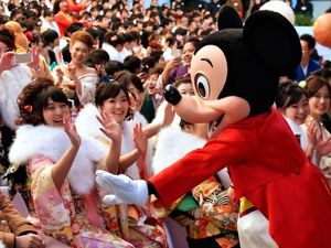 Osoroi Code, Tren Baju Kembar di Disneyland