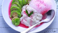 Berbeda dengan es pisang ijo buatan @kemalahikmah ini. Ia sengaja mengukus tepung berwarna hijau lebih dulu baru kemudian digunakan untuk menyeliputi pisang. Ia sengaja memisahkan serutan es, bubur sumsum dan pisang ijonya. Kalau sudah dicampur, rasanya pasti mantap! Foto: Instagram
