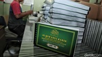 Yayasan Raudlatur Makfufin sendiri juga memiliki jumlah santri sebanyak empat belas murid saat ini. Para santri diajarkan ilmu agama dan mata pelajaran lainnya dengan buku yang sudah braile.