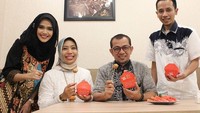 Pentol super pedas juga disukai Ustaz Wijayanto. Lihat saja ekspresinya saat akan memakan satu buah pentol itu. Pentol sendiri merupakan bakso yang dimasak dengan bumbu pedas atau biasa juga disebut bakso tusuk. Foto: Instagram ustad_wijayanto