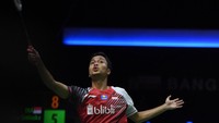 Anthony Sinisuka Ginting pun gagal menyumbang poin untuk Indonesia di Piala Thomas 2018 setelah dikalahkan Chen Long 20-22 dan 16-21. ANTARA FOTO/Puspa Perwitasari.