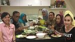 Ini 10 Gaya Kulineran Umi Kalsum, Ibu Ayu Ting Ting yang Hits di Instagram