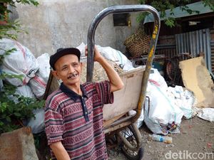 Salut! Tukang Sampah Ini Kembalikan Uang Rp 20 Juta Temuannya