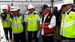 Berkacamata Hitam, Menteri PUPR Cek Tol untuk Jalur Mudik
