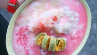 Warga Surabaya pasti tahu ini es pisang ijo milik kedai pisang ijo mana? Ya, es pisang ijo pelangi. Porsinya banyak dan berisi bubur sumsum, kuah sirup pisang, biji mutiara, pisang ijo, dan serutan halus es. Kalau dipadu jadi satu, jadinya begini. Mantap! Foto: amazingindonesiafood