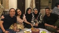 Ada nasi kebuli dan aneka buah, yang jadi menu makan malam Umi Kalsum bersama Ayu. Foto: Instagram @mom_ayting92_