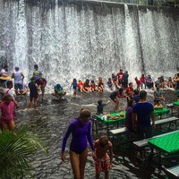 Restoran yang berlokasi di San Pablo City ini berada tepat di bawah air terjun, lho! Puluhan kursi dan meja disusun untuk para pengunjung duduk dan menyantap makanan. Sementara yang ingin menikmati bermain air terjun, bisa langsung meluncur ke bawahnya. Foto: @daelive