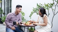 So sweet, Putri Titian dan Junior Liem tetap saja terlihat seperti remaja ya. Junior kayaknya kesenengan nih dibuatin masakan oleh sang istri. Foto: Instagram @juniorliem