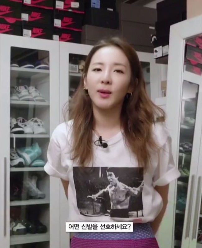 Lewat video yang diunggah Vogue Korea, wanita yang akrab disapa Dara ini mengungkapkan kalau koleksi sneakersnya sudah ratusan jumlahnya. Foto: Vogue Korea, Instagram/@daraxxii