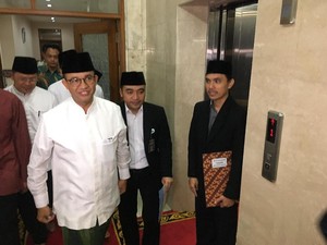 Didampingi Istri, Anies Hadiri Tarawih Akbar di Istiqlal