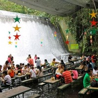 Setelah kenyang makan, pengunjung bisa langsung bermain-main di bawah air terjun. Foto: Dok. Pandotrip