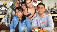 Bersama sang suami, yang akrab disapa Ayah Rozak, Umi berpose ceria dengan Ayu dan Bilqis serta anggota keluarga lainnya. Foto: Instagram @mom_ayting92_