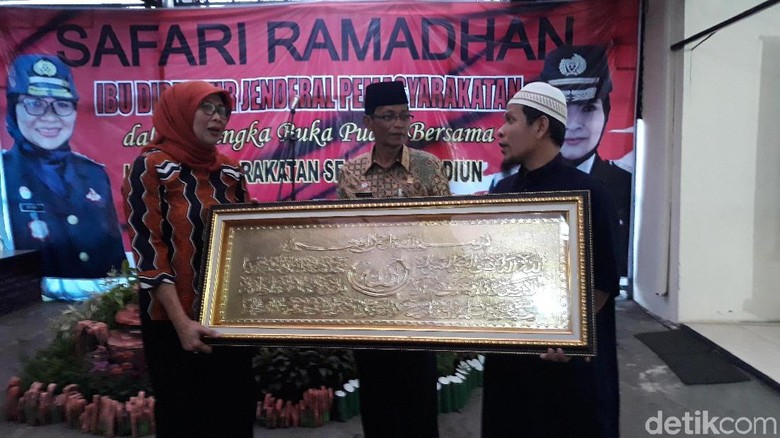 Ngaku Tobat, Napi Terorisme Ini Hadiahkan Kaligrafi ke Dirjen Pas Ngaku Tobat, Napi Terorisme Ini Hadiahkan Kaligrafi ke Dirjen Pas