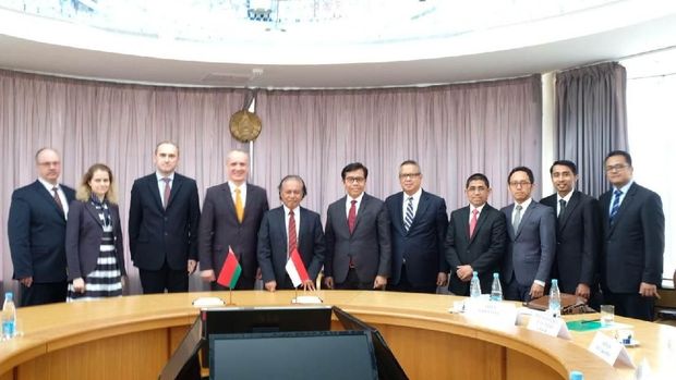 Delegasi Indonesia dan Belarus pada pertemuan kedua Konsultasi Bilateral RI-Belarus di Minsk, 24 Mei 2018