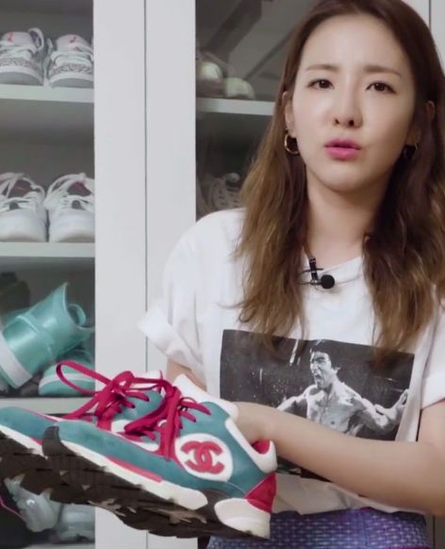 Semua koleksi sneakers tersimpan rapi di lemari berukuran besar. Foto: Vogue Korea, Instagram/@daraxxii