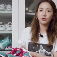 Semua koleksi sneakers tersimpan rapi di lemari berukuran besar. Foto: Vogue Korea, Instagram/@daraxxii