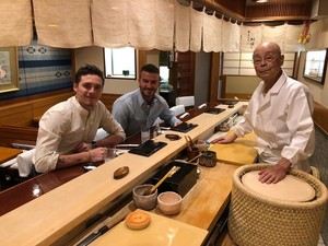 Liburan ke Jepang, David Beckham dan Brooklyn Santap Sushi dan Wagyu